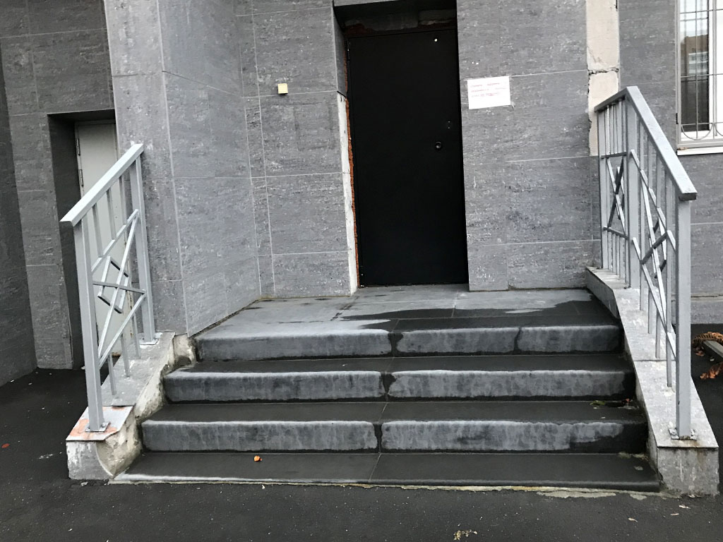 Облицовка бетонной лестницы в подъезде жилого дома