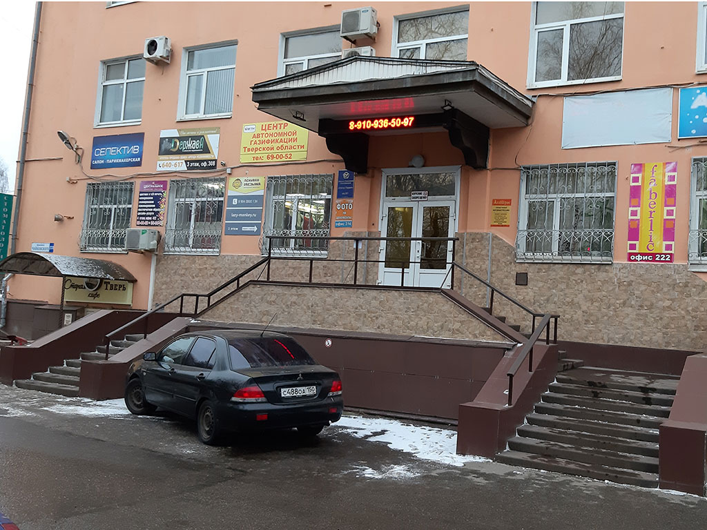 Облицовка бетонной лестницы торгово-офисного центра на ул. Чайковского в Твери