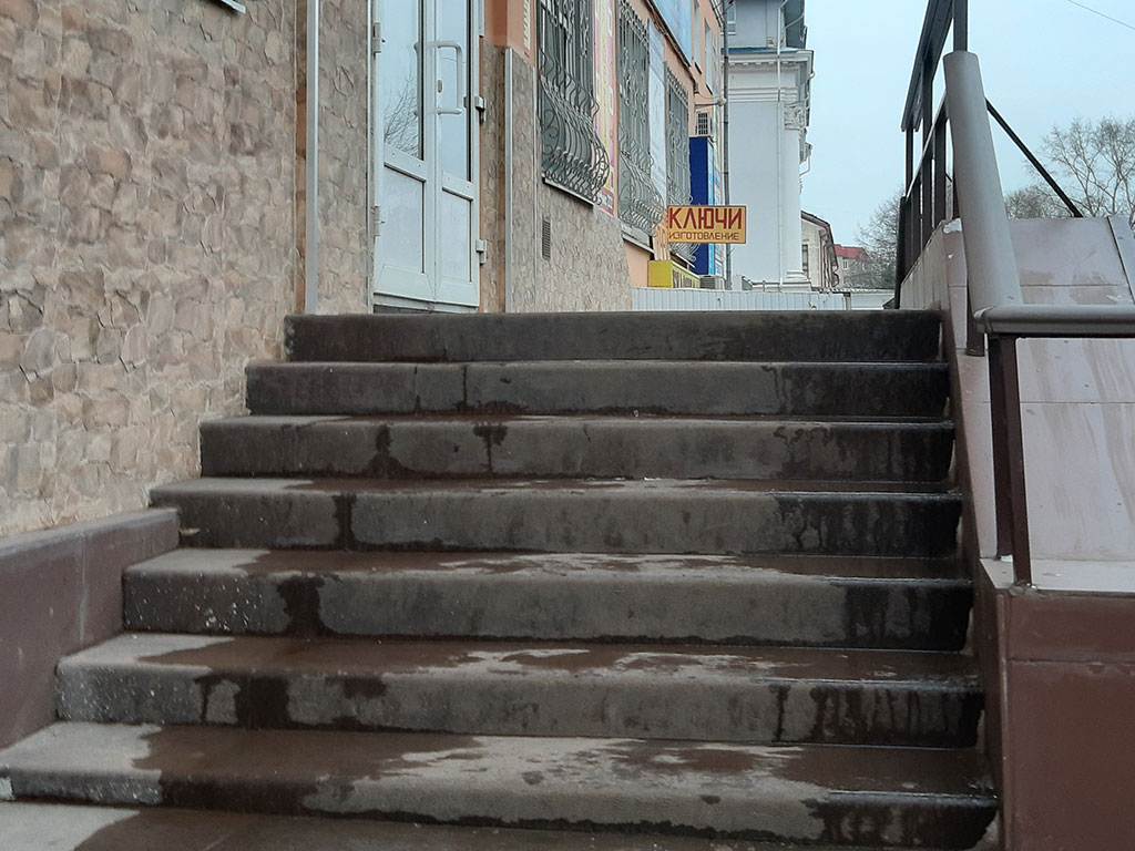 Облицовка бетонной лестницы торгово-офисного центра в Твери
