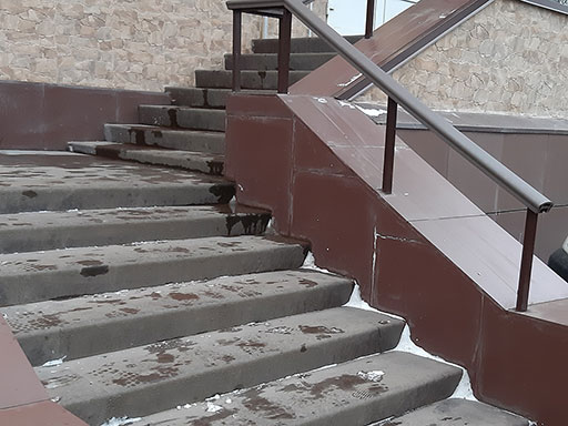 Облицовка бетонной лестницы офисного центра в Твери на ул. Чайковского