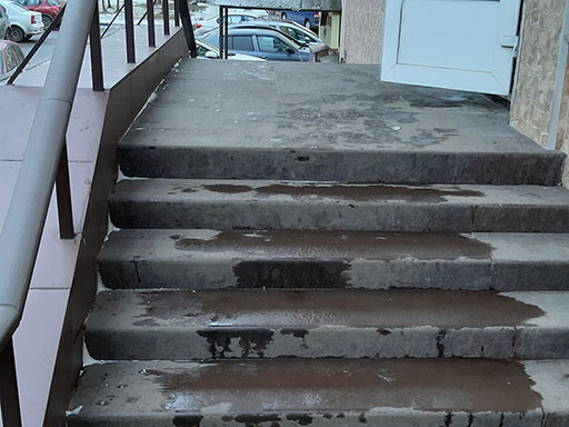 Облицовка бетонной лестницы крыльца офисного центра в Твери на ул. Чайковского 27-32