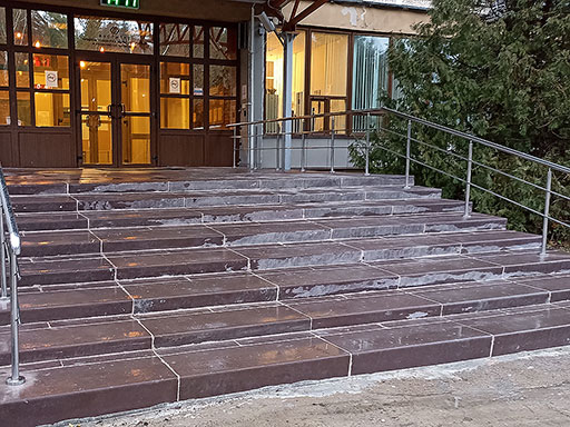 Лестница института ПТМ в Черноголовке после ремонта