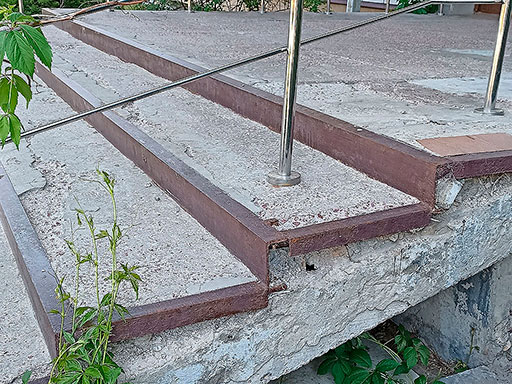 Лестница института ПТМ в Черноголовке до ремонта