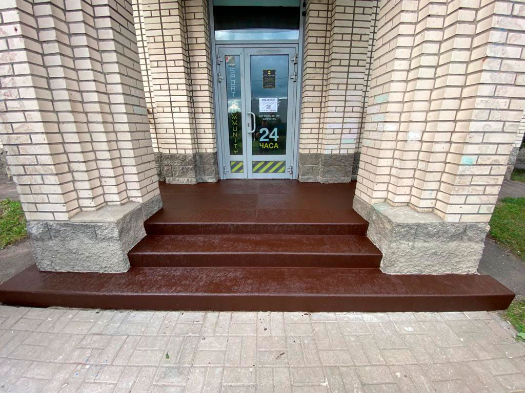 Отделка лестницы на крыльцо возле клуба Colizeum в Санкт-Петербурге
