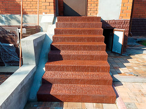 Облицовка ступеней лестницы дома в Солнечногорске после финишной отделки