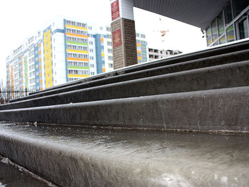 Ремонт лестницы крыльца здания Ледового дворца в Твери на ул. Паши Савельевой, 44