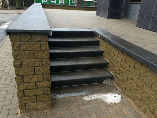 Нескользкая облицовка бетонной лестницы на улице
