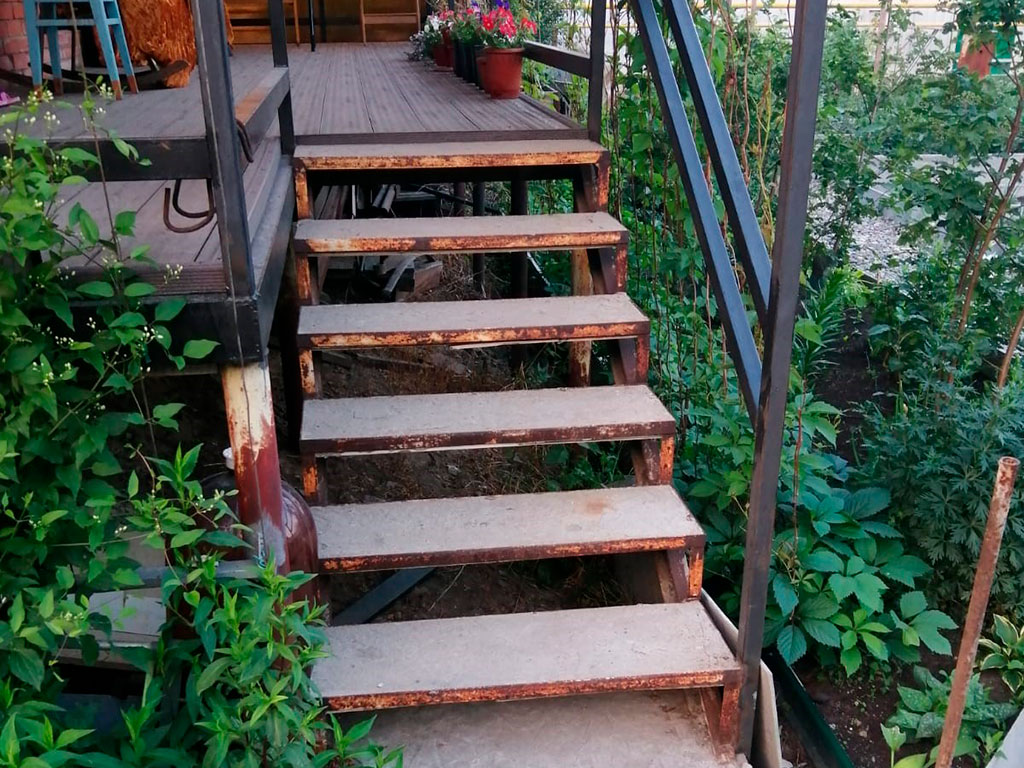 Металлическая лестница в Новосибирске до облицовки
