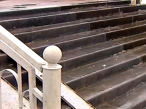 Лестница на станции РЖД Осельки после ремонта