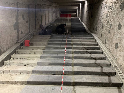 Облицовка крутых лестниц подземных переходов на Симферопольском шоссе