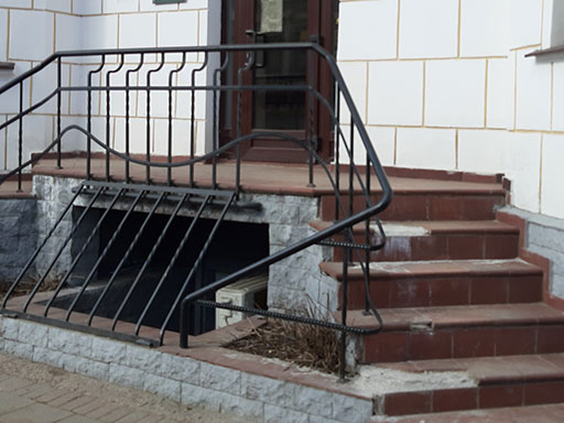 Облицовка ступеней лестниц на социальных объектах. Фото до ремонта