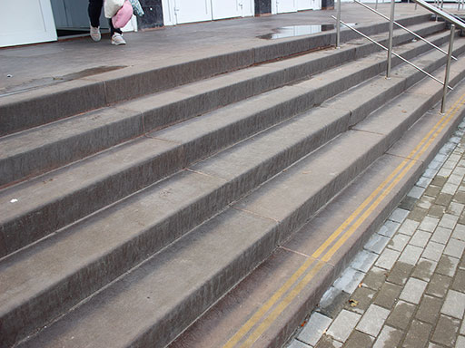 Облицовка ступеней бетонных лестниц на социальных объектах