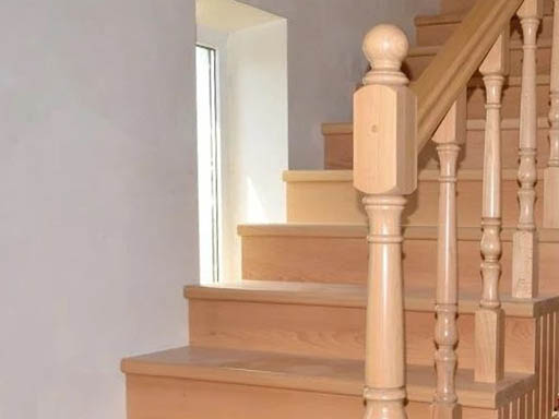 Чем обшить деревянную лестницу: варианты отделочных материалов, рекомендации по монтажу
