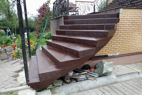 Уличная лестница необычной формы